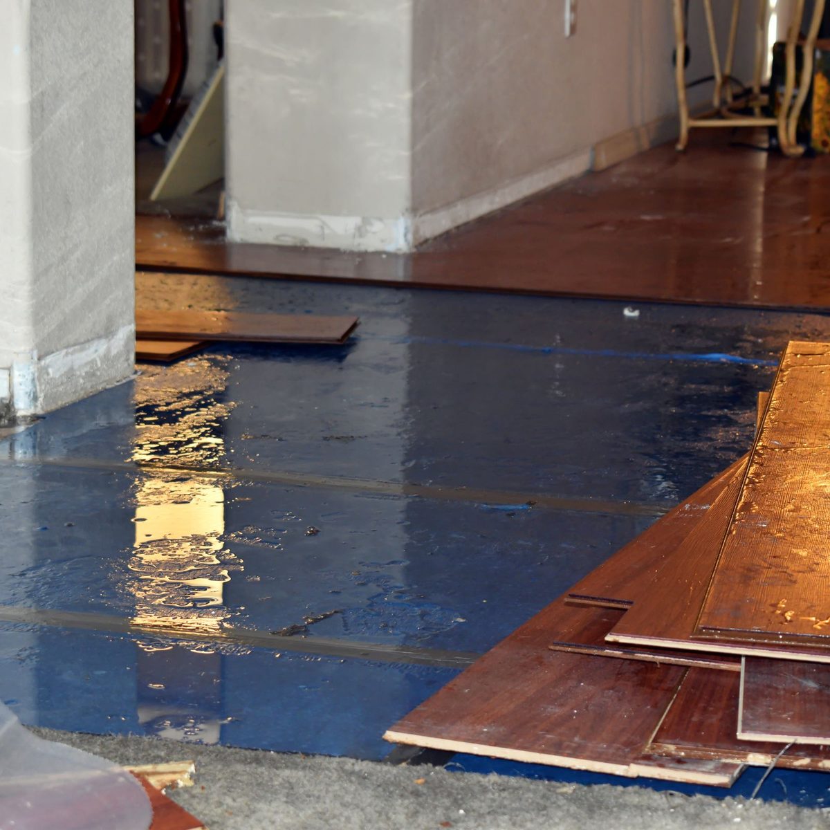 Wasserschaden in Wohnraum mit Bautrocknern im Einsatz