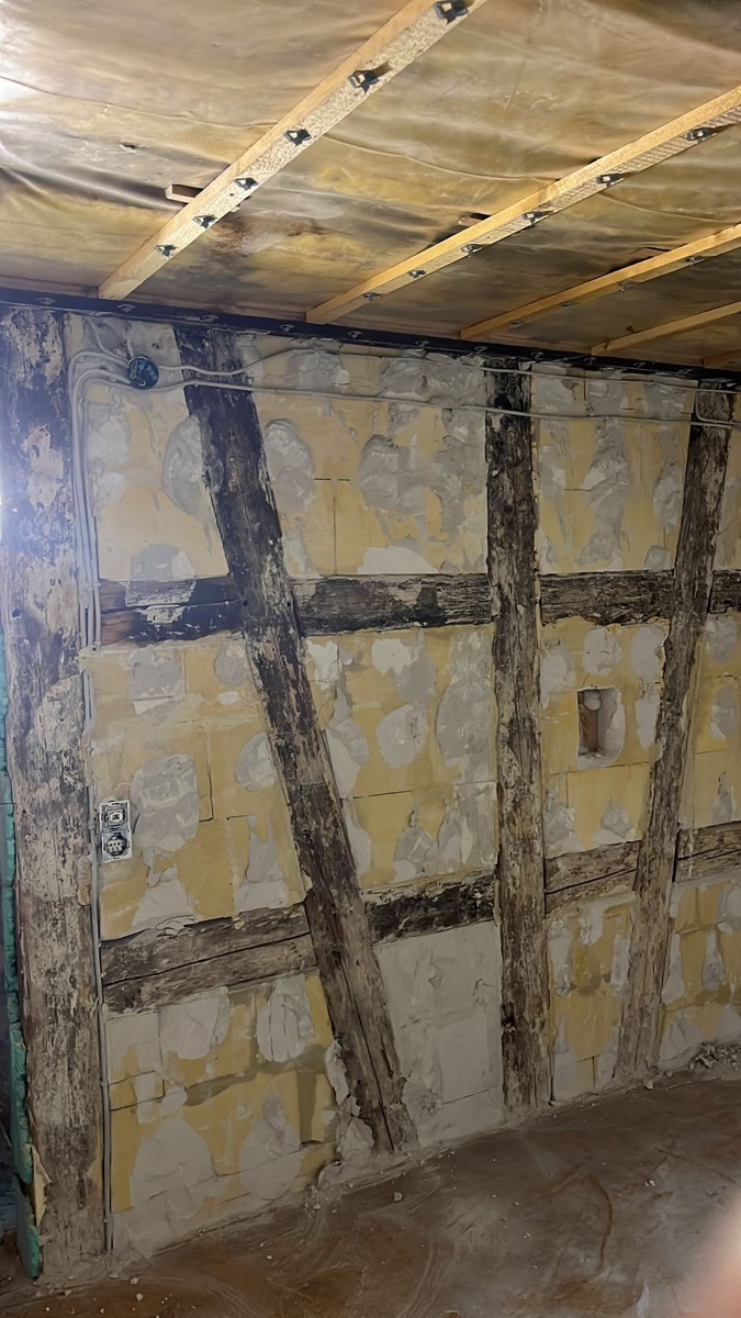 Freigelegtes Fachwerk gereinigt und dekontaminiert