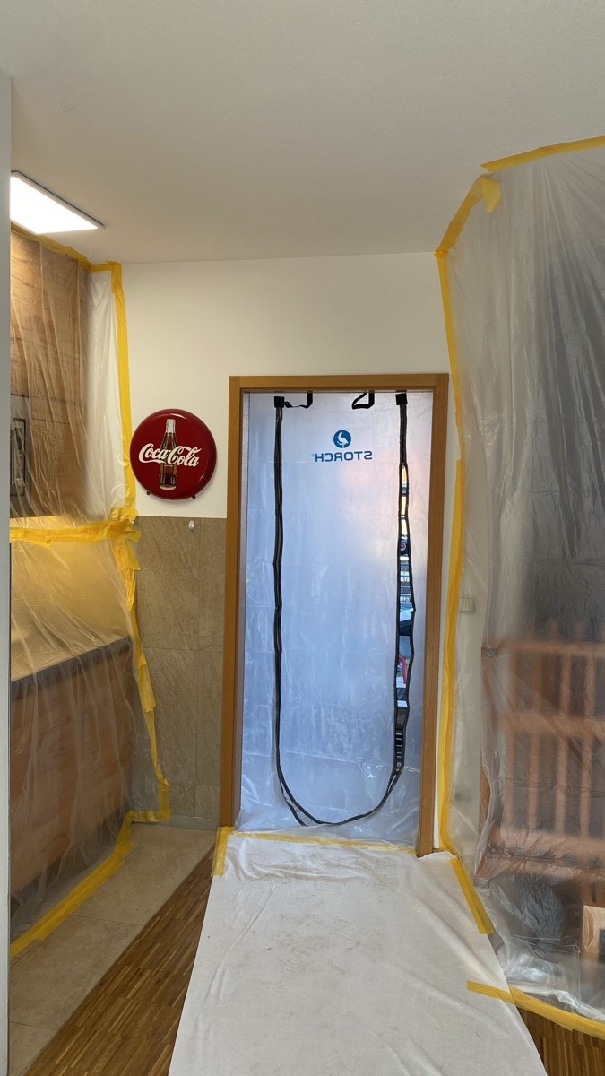 Abgeschotteter Arbeitsbereich mit Staubschutztür