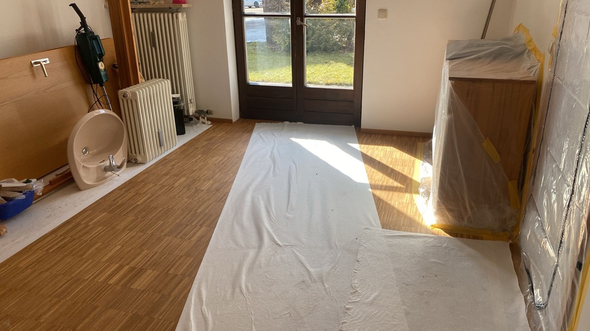 Heizkörper und Sanitärobjekte demontiert, Boden geschützt